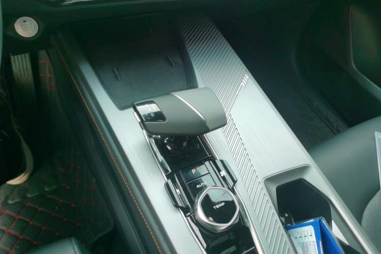 Used CHANGAN OSHAN Z6 2022 Blue Whale 1.5T DCT Smart Edition Urban Version Gear Lever