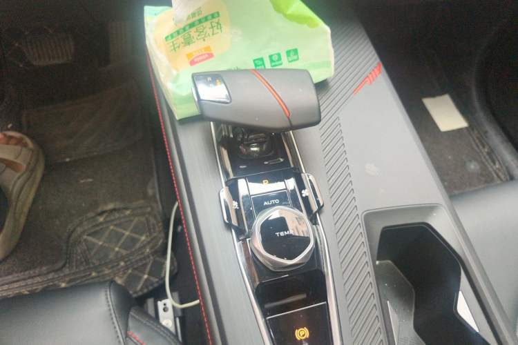 Used CHANGAN OSHAN Z6 2022 Blue Whale 1.5T DCT Smart Navigation Model Gear Lever