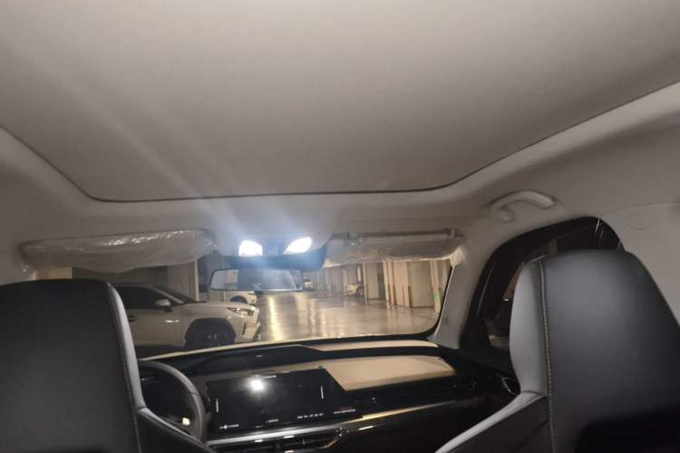 Used CHANGAN OSHAN Z6 2022 Blue Whale 1.5T DCT Luxury Model Headliner