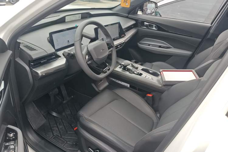 Used CHANGAN OSHAN Z6 2022 Blue Whale 1.5T DCT Smart Edition Urban Version Left Front Seat