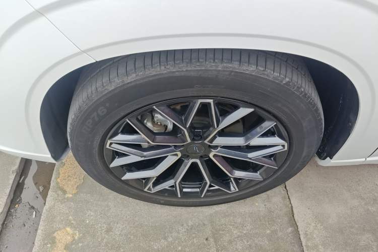 Used CHANGAN OSHAN Z6 2022 Blue Whale 1.5T DCT Smart Edition Urban Version Left Front Wheel Hub