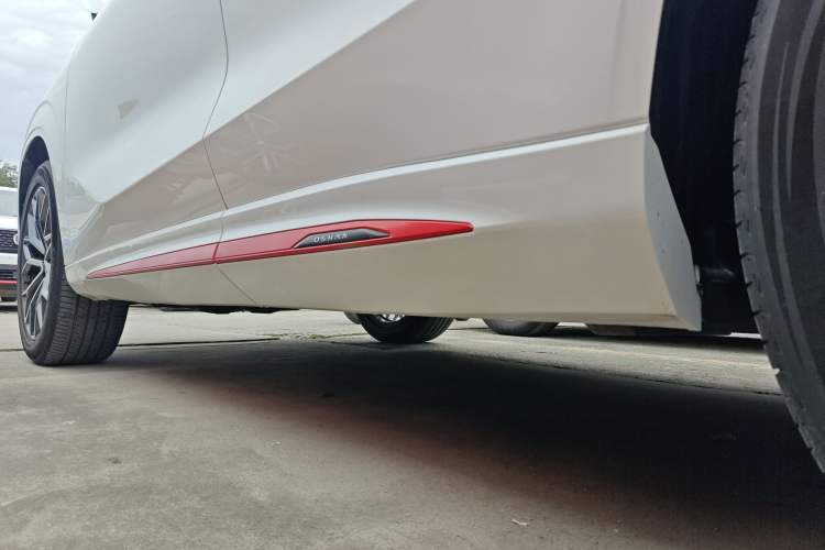 Used CHANGAN OSHAN Z6 2022 Blue Whale 1.5T DCT Smart Edition Urban Version Left Side Sill