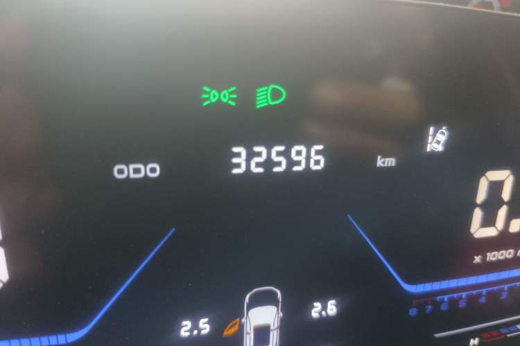 Used CHANGAN OSHAN Z6 2022 Blue Whale 1.5T DCT Luxury Model Odometer Close Up
