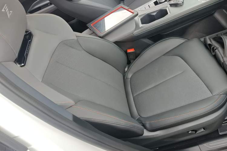 Used CHANGAN OSHAN Z6 2022 Blue Whale 1.5T DCT Smart Edition Urban Version Right Front Seat