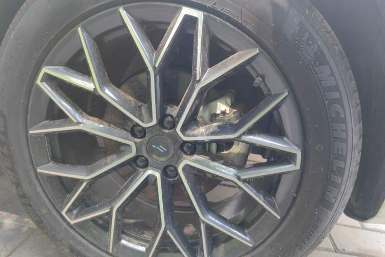 Used CHANGAN OSHAN Z6 2022 Blue Whale 1.5T DCT Smart Navigation Model Right Front Wheel Hub