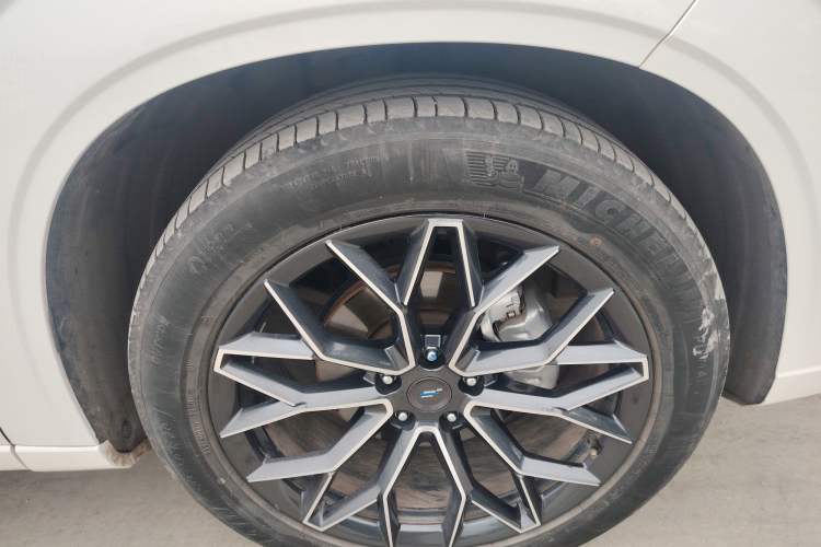 Used CHANGAN OSHAN Z6 2022 Blue Whale 1.5T DCT Smart Navigation Model Right Front Wheel Hub
