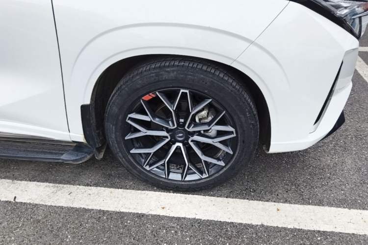 Used CHANGAN OSHAN Z6 2022 Blue Whale 1.5T DCT Smart Edition Right Front Wheel Hub
