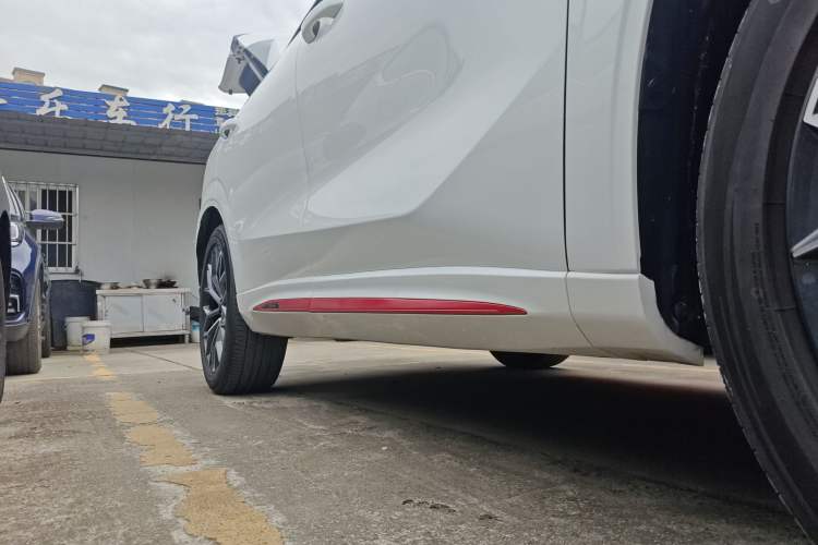 Used CHANGAN OSHAN Z6 2022 Blue Whale 1.5T DCT Smart Edition Urban Version Right Side Sill