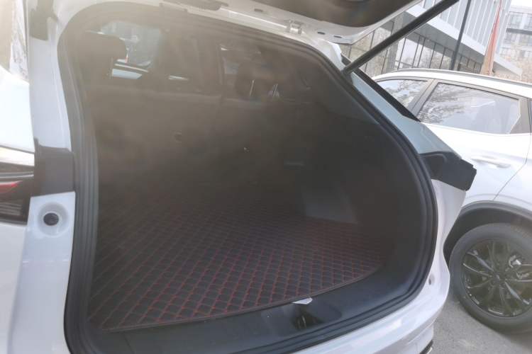 Used CHANGAN OSHAN Z6 2022 Blue Whale 1.5T DCT Smart Edition Urban Version Trunk