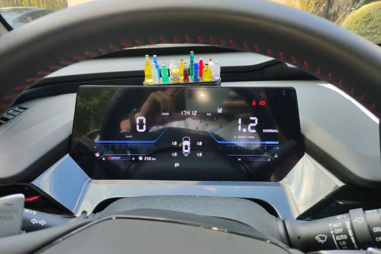 Used CHANGAN OSHAN Z6 2023 Blue Whale 1.5T DCT Smart Luxury Model Instrument Cluster