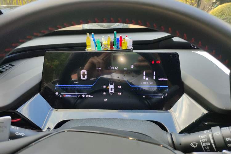 Used CHANGAN OSHAN Z6 2023 Blue Whale 1.5T DCT Smart Luxury Model Odometer Close Up