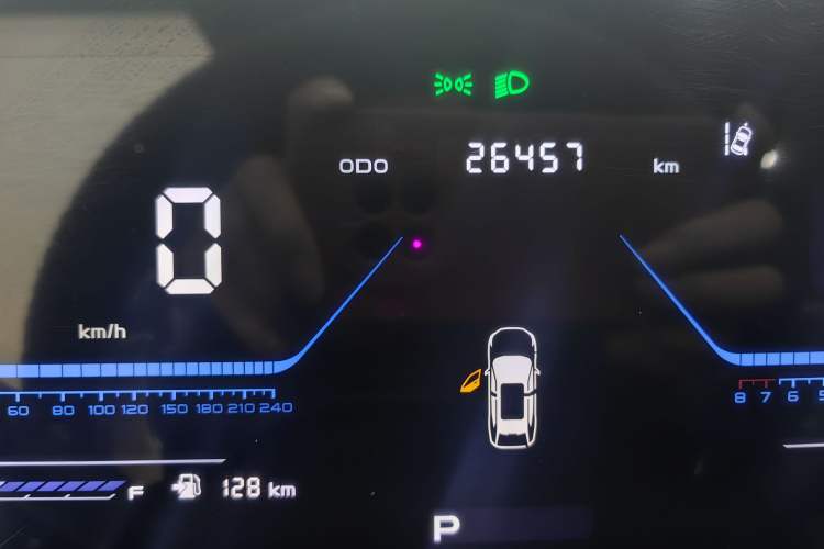 Used CHANGAN OSHAN Z6 2023 Blue Whale 1.5T DCT Smart Luxury Model Odometer Close Up