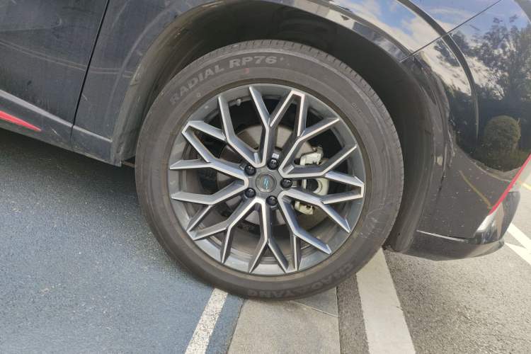 Used CHANGAN OSHAN Z6 2023 Blue Whale 1.5T DCT Smart Luxury Model Right Front Wheel Hub