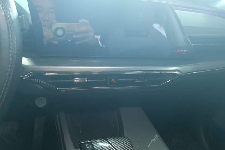 Used CHANGAN OSHAN Z6 2023 Blue Whale 1.5T DCT Smart-Led City Edition Audio And AC Panel