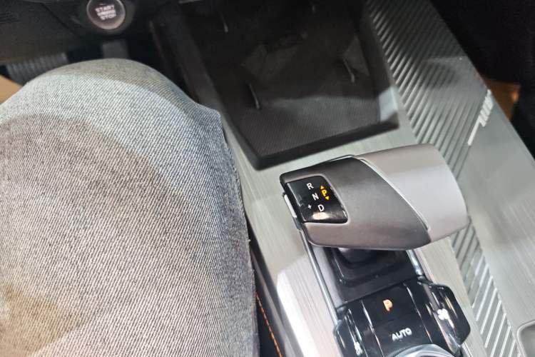 Used CHANGAN OSHAN Z6 2023 Blue Whale 1.5T DCT Smart-Led City Edition Gear Lever