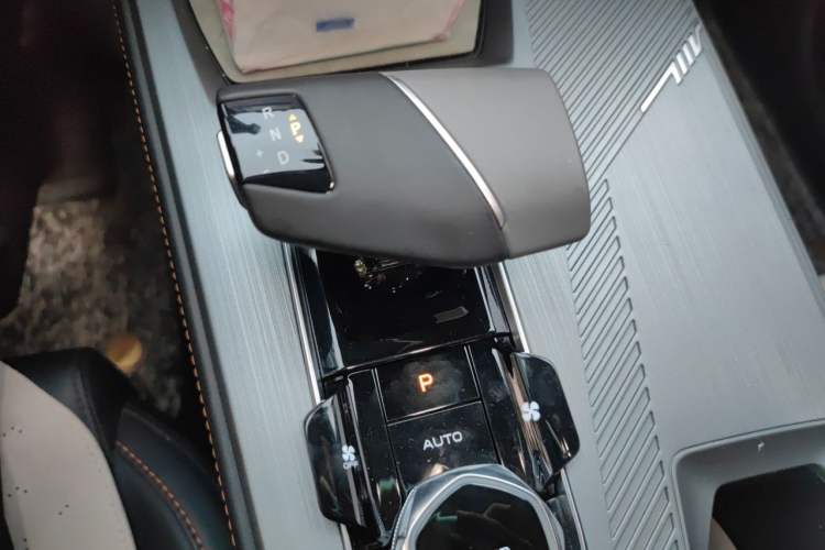Used CHANGAN OSHAN Z6 2023 Blue Whale 1.5T DCT Smart Edition Gear Lever