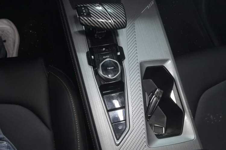 Used CHANGAN OSHAN Z6 2023 Blue Whale 1.5T DCT Smart-Led City Edition Gear Lever