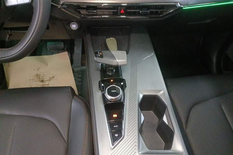 Used CHANGAN OSHAN Z6 2023 Blue Whale 1.5T DCT Smart-Led City Edition Gear Lever