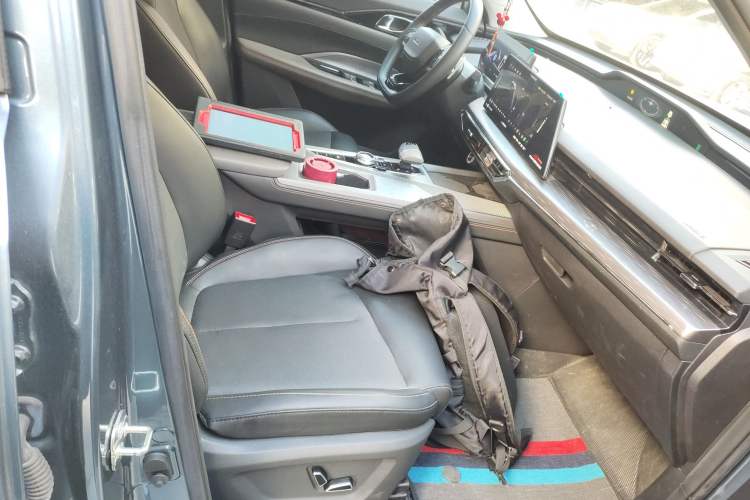 Used CHANGAN OSHAN Z6 2023 Blue Whale 1.5T DCT Smart-Led City Edition Right Front Seat