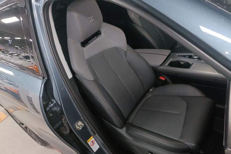 Used CHANGAN OSHAN Z6 2023 Blue Whale 1.5T DCT Smart-Led City Edition Right Front Seat