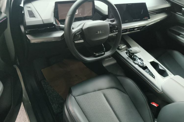 Used CHANGAN OSHAN Z6 2023 Blue Whale 2.0T Automatic Zhiyuan Model Center Console