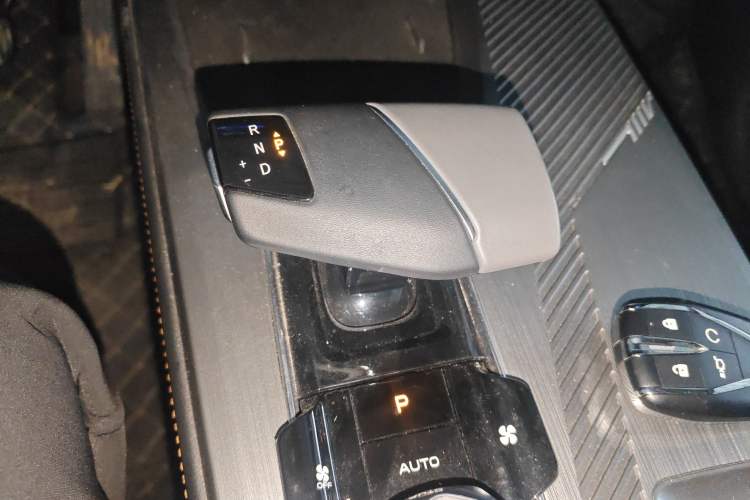 Used CHANGAN OSHAN Z6 2023 Blue Whale 1.5T DCT Smart Edition Gear Lever