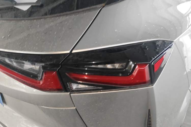 Used CHANGAN OSHAN Z6 2023 Blue Whale 1.5T DCT Smart Edition Right Rear Taillight
