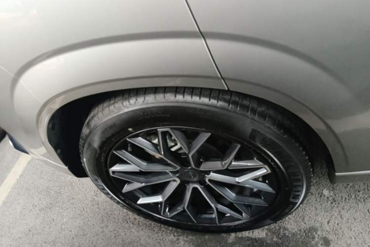 Used CHANGAN OSHAN Z6 2023 Blue Whale 2.0T Automatic Zhiyuan Model Right Rear Wheel Hub