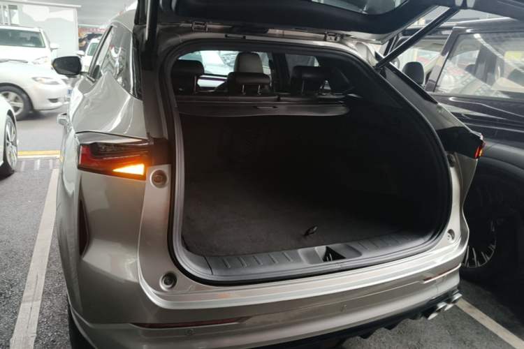 Used CHANGAN OSHAN Z6 2023 Blue Whale 2.0T Automatic Zhiyuan Model Trunk