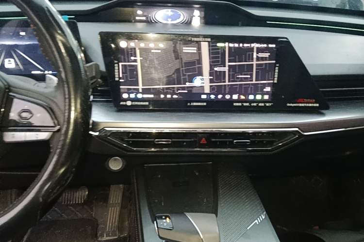 Used CHANGAN OSHAN Z6 2023 Blue Whale 1.5T DCT Smart Navigation Model Audio And AC Panel