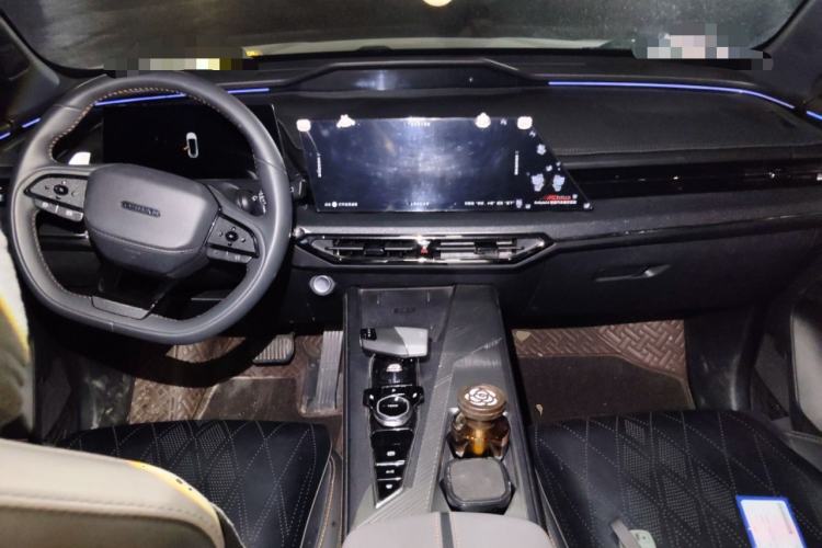 Used CHANGAN OSHAN Z6 2023 Blue Whale 1.5T DCT Smart-Led City Edition Center Console