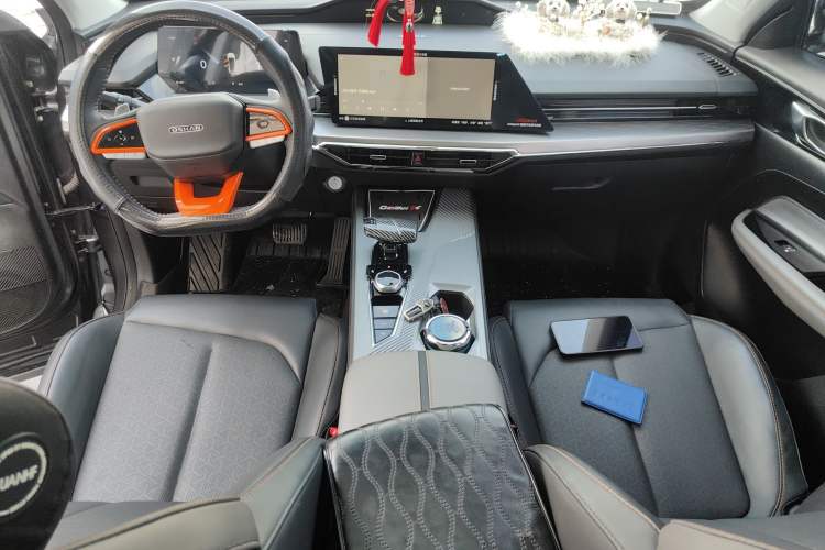 Used CHANGAN OSHAN Z6 2023 Blue Whale 1.5T DCT Smart-Led City Edition Center Console