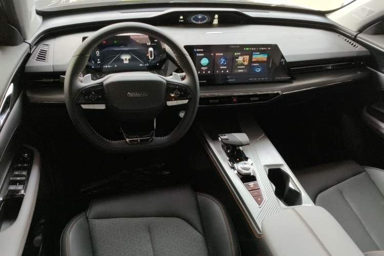 Used CHANGAN OSHAN Z6 2023 Blue Whale 1.5T DCT Smart-Led City Edition Center Console