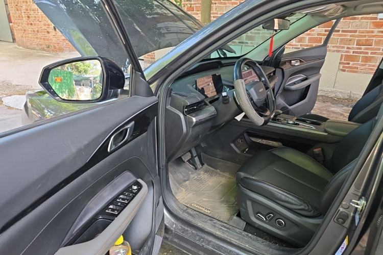 Used CHANGAN OSHAN Z6 2023 Blue Whale 1.5T DCT Smart-Led City Edition Driver Seat