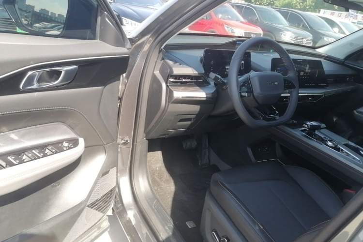 Used CHANGAN OSHAN Z6 2023 Blue Whale 1.5T DCT Smart-Led City Edition Driver Seat