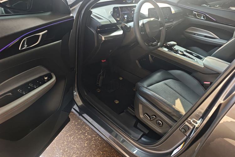 Used CHANGAN OSHAN Z6 2023 Blue Whale 1.5T DCT Smart-Led City Edition Driver Seat