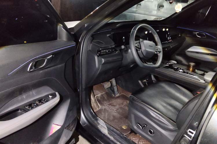 Used CHANGAN OSHAN Z6 2023 Blue Whale 1.5T DCT Smart-Led City Edition Driver Seat