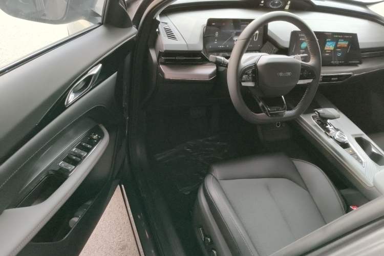 Used CHANGAN OSHAN Z6 2023 Blue Whale 1.5T DCT Smart-Led City Edition Driver Seat
