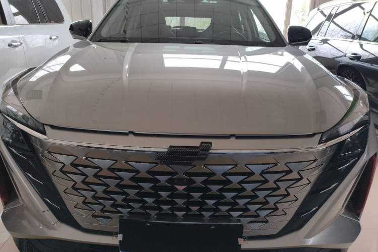 Used CHANGAN OSHAN Z6 2023 Blue Whale 1.5T DCT Smart Edition Front