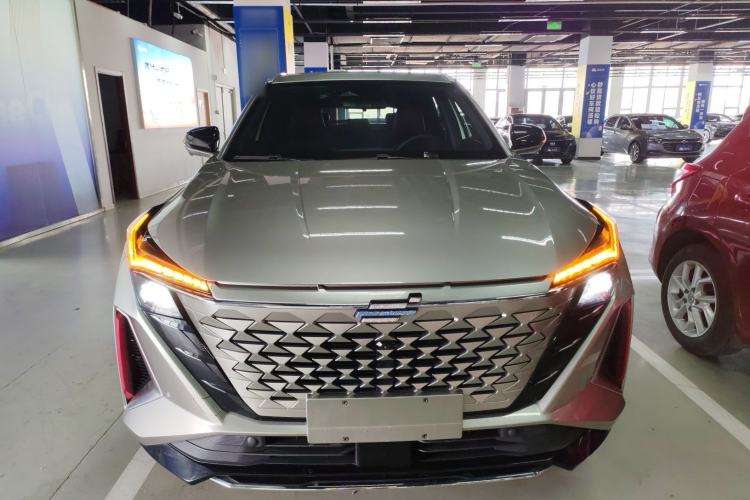 Used CHANGAN OSHAN Z6 2023 Blue Whale 2.0T Automatic Zhiyuan Model Front