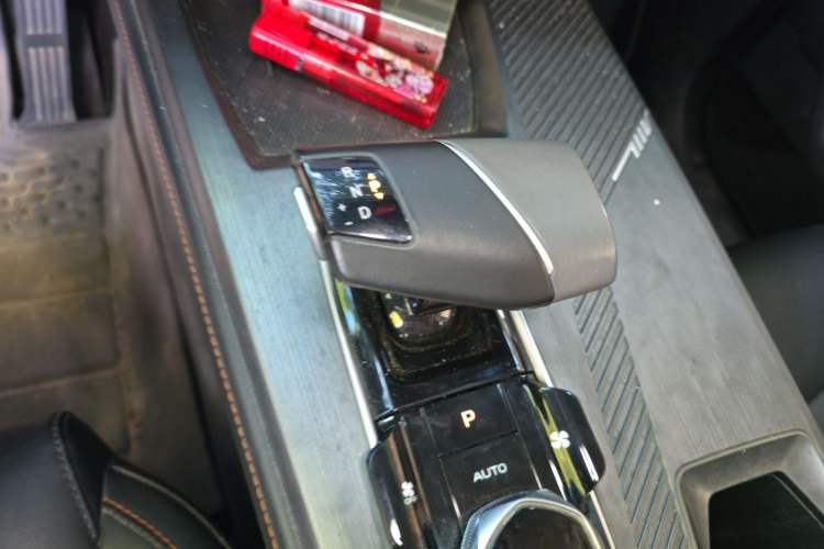 Used CHANGAN OSHAN Z6 2023 Blue Whale 1.5T DCT Smart-Led City Edition Gear Lever