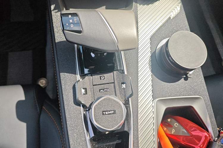 Used CHANGAN OSHAN Z6 2023 Blue Whale 1.5T DCT Smart Edition Gear Lever