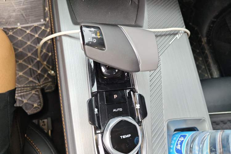 Used CHANGAN OSHAN Z6 2023 Blue Whale 1.5T DCT Smart-Led City Edition Gear Lever