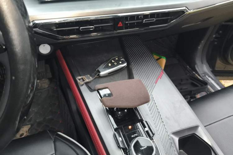 Used CHANGAN OSHAN Z6 2023 Blue Whale 1.5T DCT Smart Luxury Model Gear Lever
