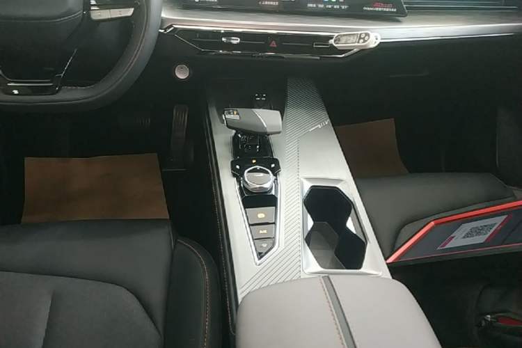 Used CHANGAN OSHAN Z6 2023 Blue Whale 1.5T DCT Smart-Led City Edition Gear Lever