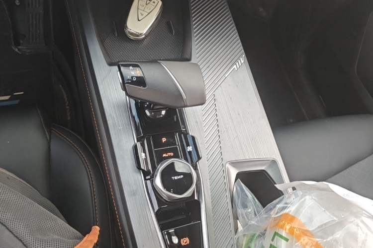 Used CHANGAN OSHAN Z6 2023 Blue Whale 1.5T DCT Smart Navigation Model Gear Lever