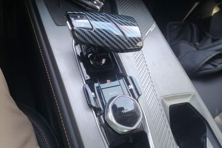 Used CHANGAN OSHAN Z6 2023 Blue Whale 1.5T DCT Smart-Led City Edition Gear Lever