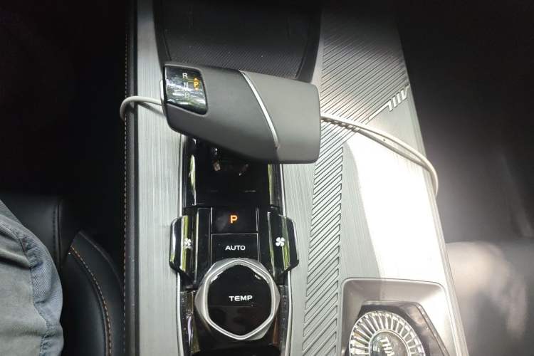 Used CHANGAN OSHAN Z6 2023 Blue Whale 1.5T DCT Smart Edition Gear Lever