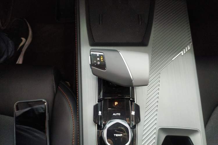 Used CHANGAN OSHAN Z6 2023 Blue Whale 1.5T DCT Smart-Led City Edition Gear Lever