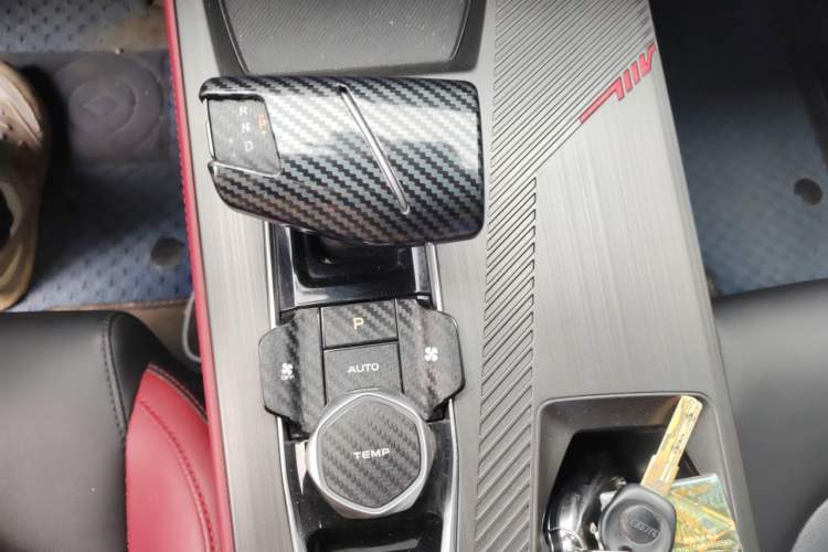 Used CHANGAN OSHAN Z6 2023 Blue Whale 1.5T DCT Smart Luxury Model Gear Lever